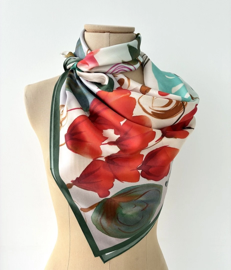 Pañuelo de Twill, Modelo ADIRA de la colección MUNDANA Pañuelo de Twill, Modelo ADIRA de la colección MUNDANA