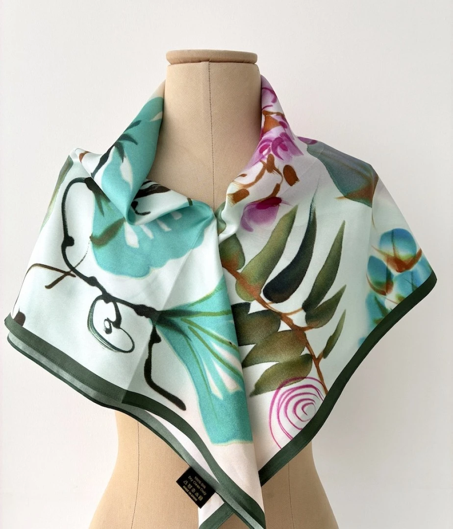 Pañuelo de Twill, Modelo ADIRA de la colección MUNDANA Pañuelo de Twill, Modelo ADIRA de la colección MUNDANA