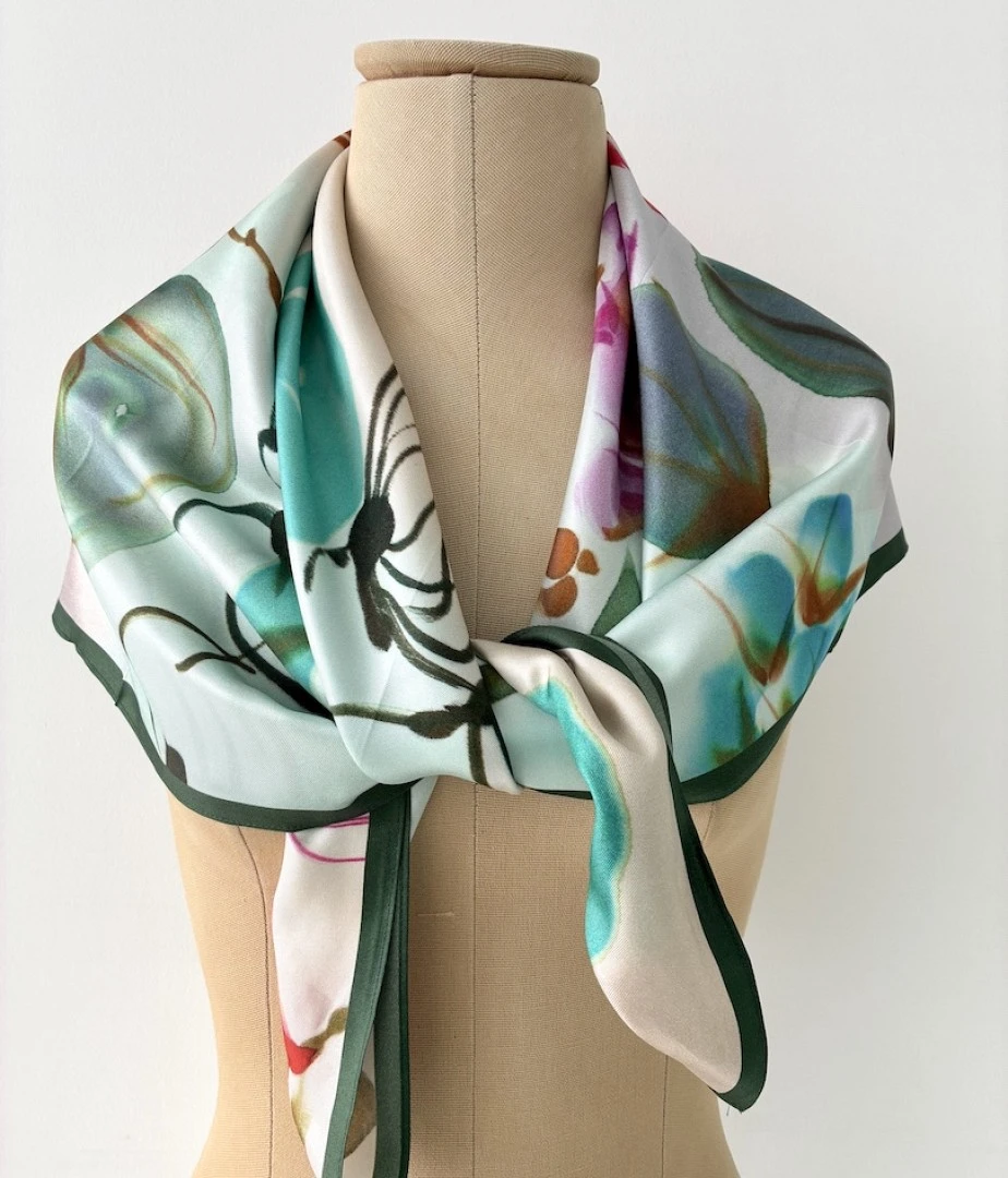 Pañuelo de Twill, Modelo ADIRA de la colección MUNDANA Pañuelo de Twill, Modelo ADIRA de la colección MUNDANA