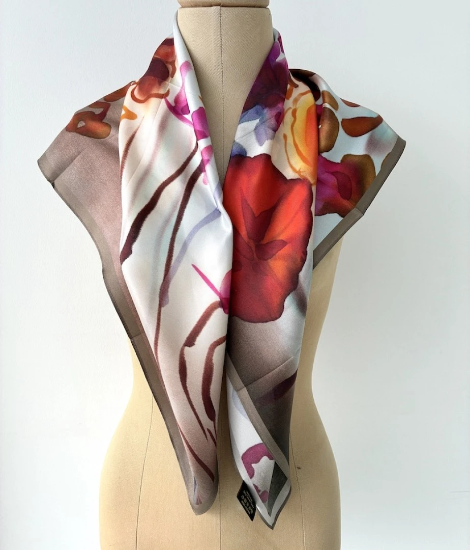 Pañuelo de Twill, Modelo SYLIRA de la colección MUNDANA Pañuelo de Twill, Modelo SYLIRA de la colección MUNDANA