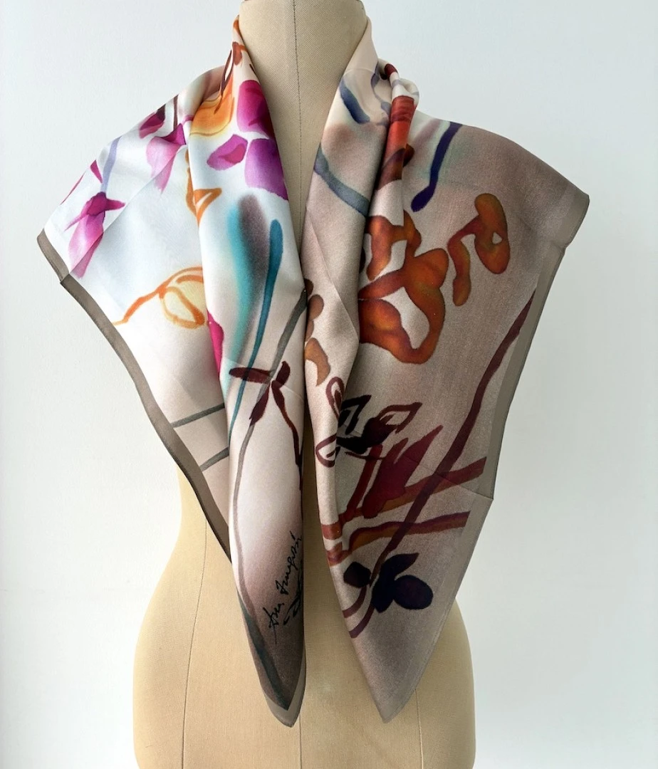 Pañuelo de Twill, Modelo SYLIRA de la colección MUNDANA Pañuelo de Twill, Modelo SYLIRA de la colección MUNDANA