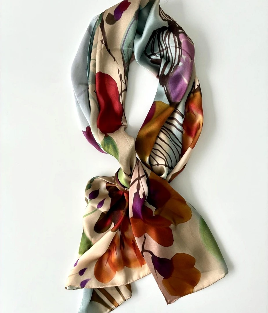 Pañuelo Silk Satín Modelo TISARA de la Colección Mundana Pañuelo Silk Satín Modelo TISARA de la Colección Mundana