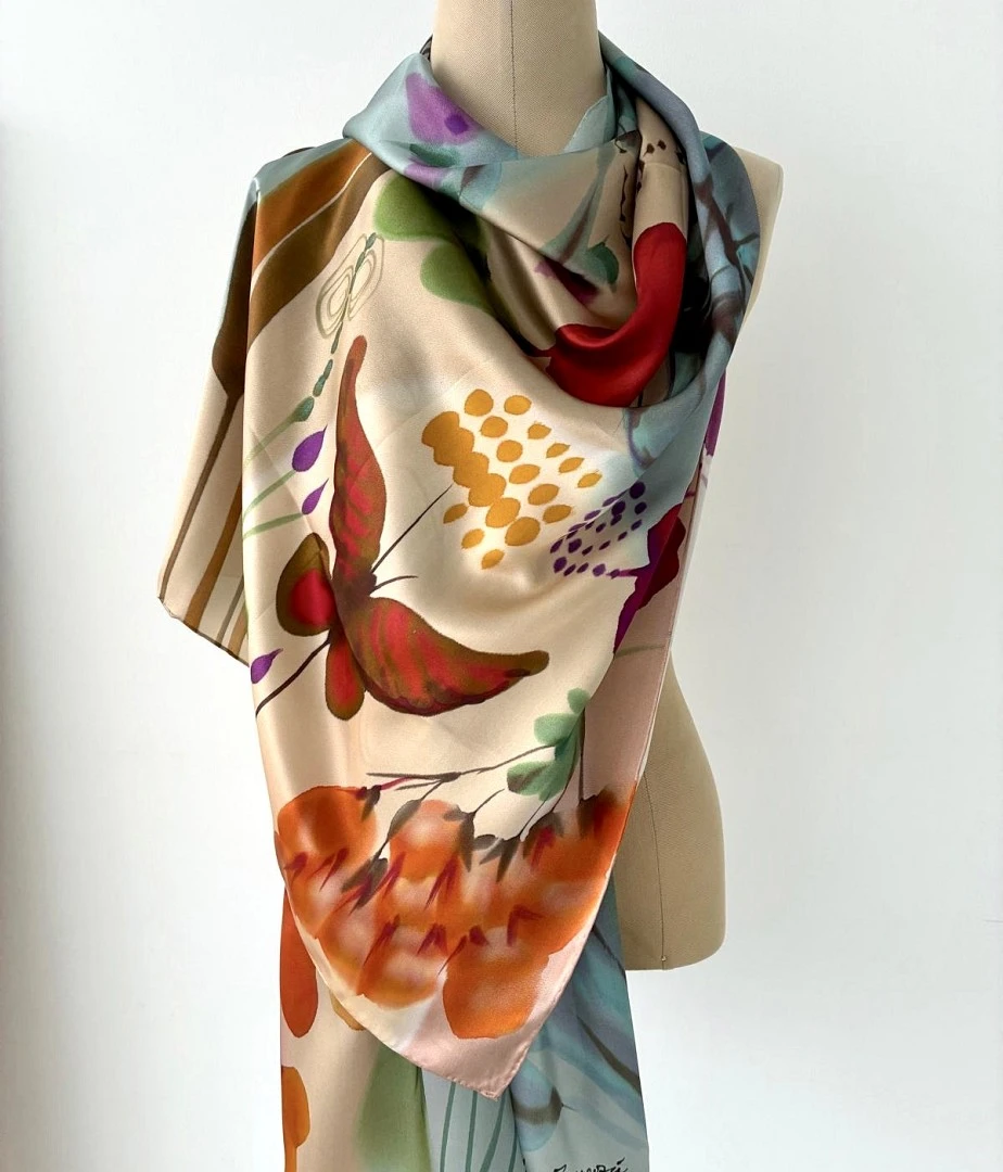 Pañuelo Silk Satín Modelo TISARA de la Colección Mundana Pañuelo Silk Satín Modelo TISARA de la Colección Mundana