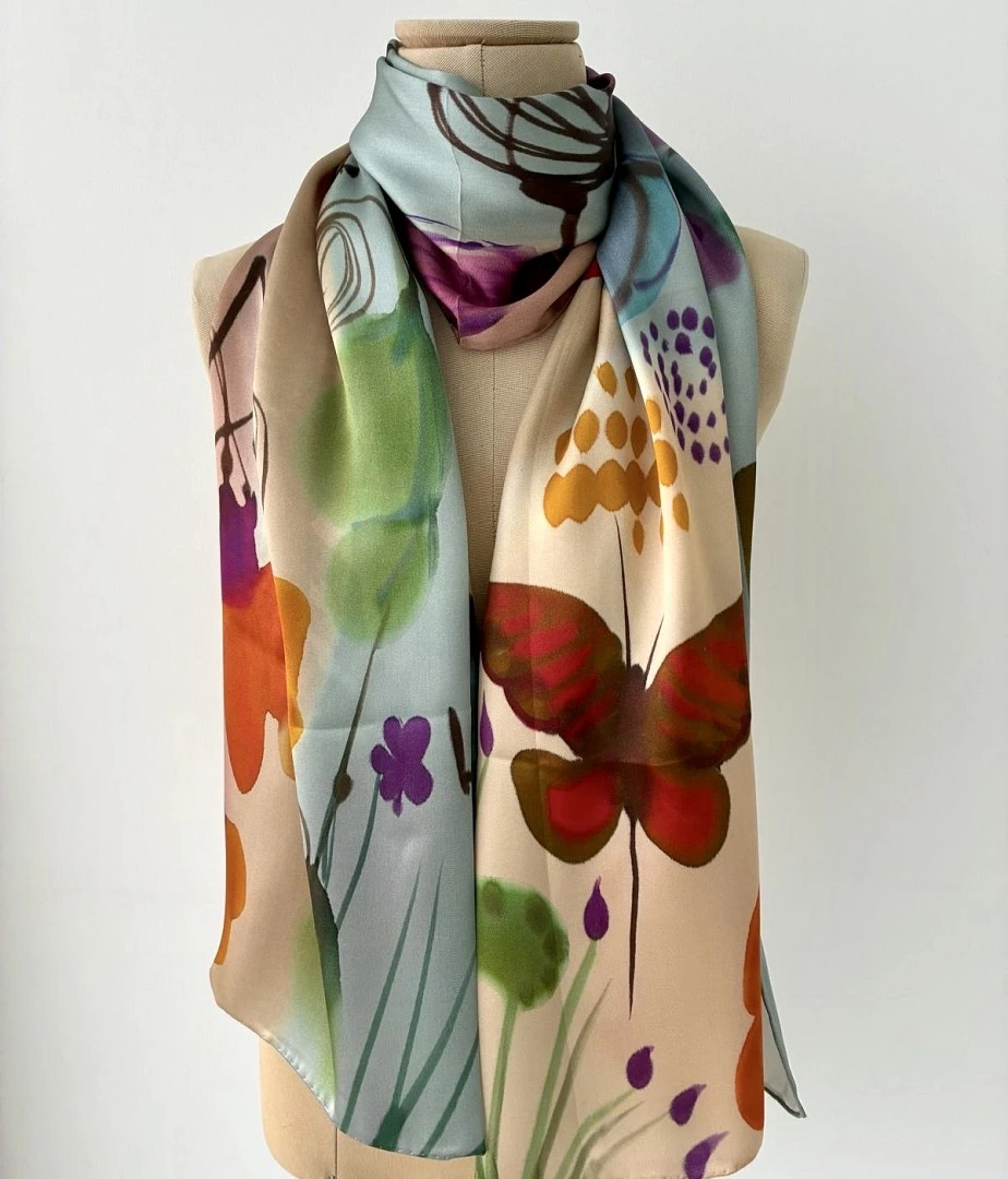 Pañuelo Silk Satín Modelo TISARA de la Colección Mundana Pañuelo Silk Satín Modelo TISARA de la Colección Mundana