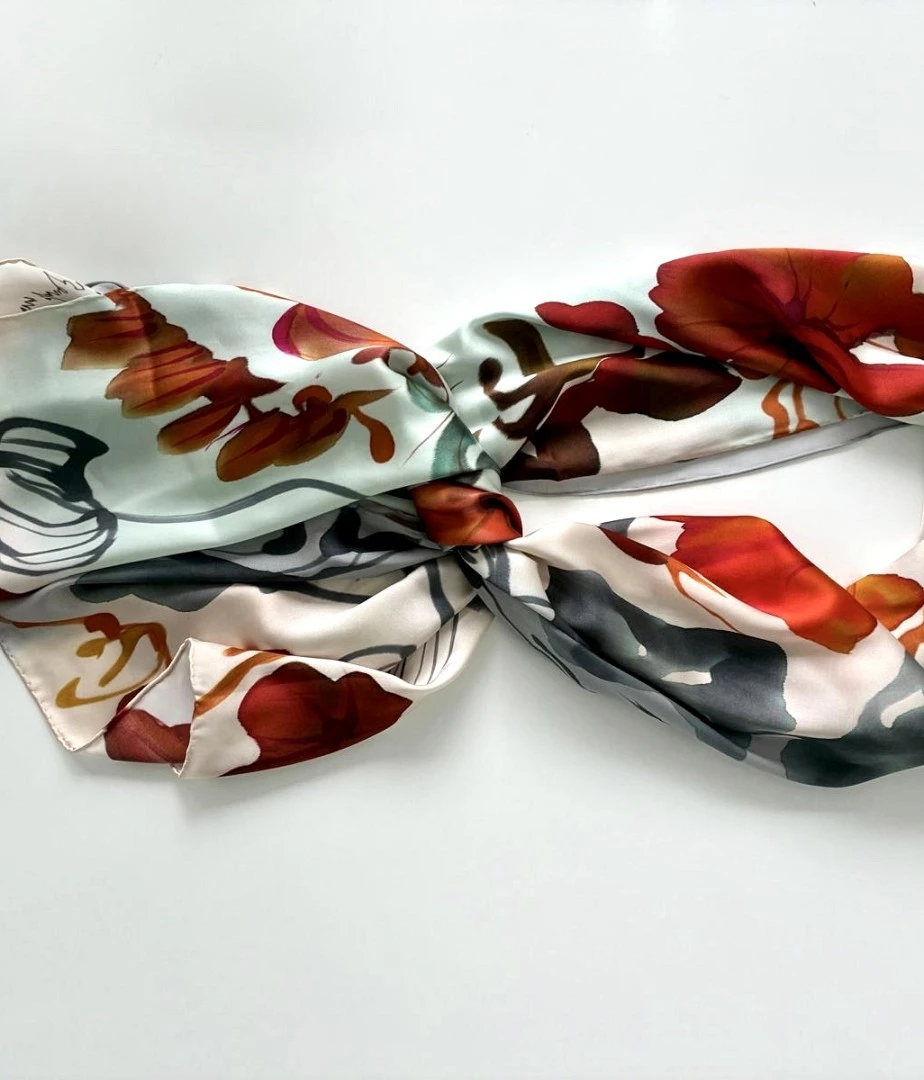 Pañuelo Silk Satín Modelo VANELIA de la Colección Mundana Pañuelo Silk Satín Modelo VANELIA de la Colección Mundana